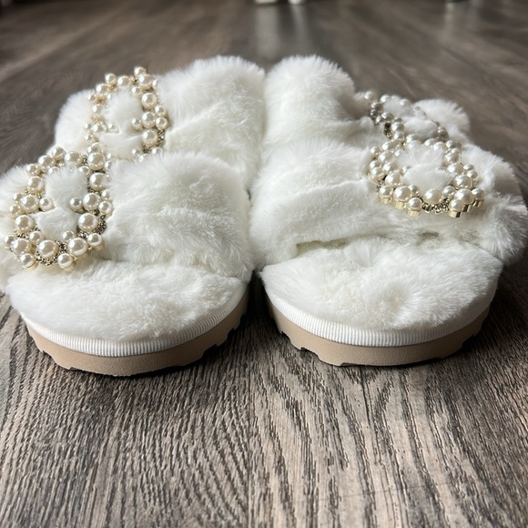She is Cheval Shoes White Faux Mink Neverending Story Slippers Size 7 Bridal - Picture 9 of 11